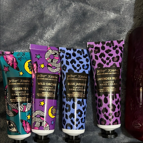 Betsey Johnson White and Black Cosmetic Collection - Picture 4 of 7